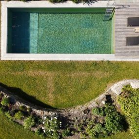 Wasser & Pool
Wasseranlagen geben jedem Garten einen besonderen Reiz. Wir legen zum Beispiel Bachläufe, Zierteiche und Wasserbecken aus Stahl und Beton für Sie an. Unsere Spezialität sind jedoch Naturpools aus Holz, Beton oder anderen natürlichen Materialien, die mit einer ausgeklügelten biologischen Wasseraufbereitung begeistern. Denn diese Pools kommen ohne aufwändige Filteranlagen aus, da sie sich nahezu von selbst reinigen. Lassen Sie sich von uns beraten, wenn Sie solch ein Schmuckstück in 