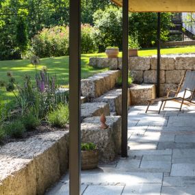 Terrassen
Durch unsere langjährige Erfahrung mit Naturstein erstellen wir Ihre neue Terrasse in ungebundener Bauweise. Das ist nachhaltig und erhält die natürliche Schönheit und Stabilität der verwendeten Materialien. Außerdem arbeiten wir mit verschiedenen Holzarten, wie Hochgebirgslärchen – auch in Kombination mit Natursteinen und Betonsteinen. Gerne planen und realisieren wir auch Ihre individuelle Terrasse.