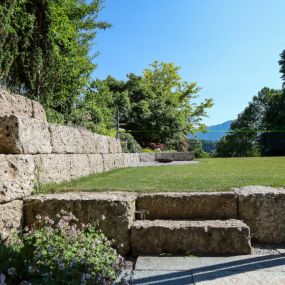 Treppen & Mauern
Wir bauen Stützmauern und Treppen mit Natursteinen in bewährter Trockenbauweise. Dabei können Sie aus unterschiedlichen Materialien wählen. Viele unserer Kunden entscheiden sich zum Beispiel für die beliebten Nagelfluh Natursteine, Gneis, Muschelkalk oder Jurakalk. Wir beraten Sie umfassend darüber, welches Material am besten zu Ihrem Projekt passt.