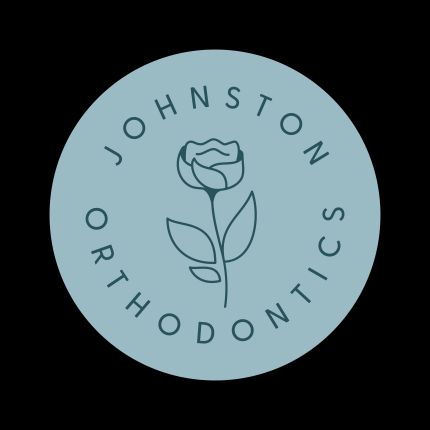 Logo de Johnston Orthodontics