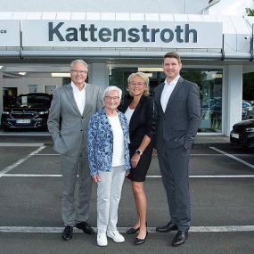 Im Autohaus Kattenstroth in Gütersloh findet ein Generationswechsel statt.
Hermann Kattenstroth übergibt zum 1. August die Leitung des Autohauses seinem Mitarbeiter Mateusz Kitkowski.
Hermann Kattenstroth steht aber weiterhin als Ansprechpartner zur Verfügung.  Auch der Name Kattenstroth bleibt.
Hermann Kattenstroth macht Platz für eine jüngere Führung. Er selbst rückt in die Zweite Reihe und bleibt beratend tätig. Seine Schwester Martina Hanke bleibt Prokuristin.
Den Kunden verspricht Kattenstr