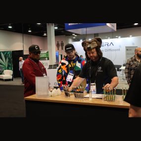 Eric Showcasing Quartz Vape Pens at MJBizCon