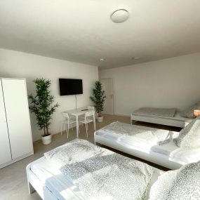 Beispielhaftes Schlafzimmer der Work&Stay GmbH, auch als Einzel- oder Doppelzimmer verfügbar.