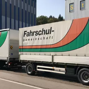 LKW mit Anhänger, Heckansicht