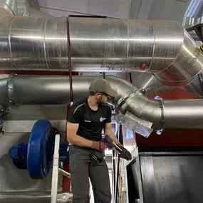 Verlegung neuer Abgasleitung für die Implementierung einer sekundäre Abgasrezirkulation bei einem Biomassekessel