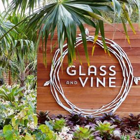 Bild von Glass & Vine