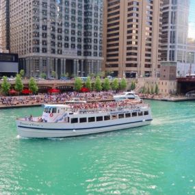 Behold the architecture that makes the city of Chicago famous! On our 90-minute boat charter, your tour guide will teach you about the monuments that have survived the years. Get to know the Windy City from the water and admire the extraordinary vistas as we cruise gently along.