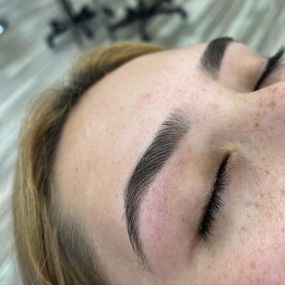 Bild von Blush Beauty Eyebrow Threading