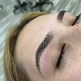 Bild von Blush Beauty Eyebrow Threading