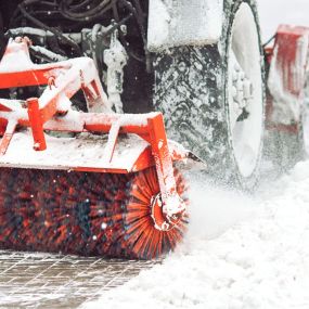 Wir sind für Sie da
Draußen ist es kalt, der Parkplatz ist voller Schnee und vor dem Büroeingang ist es glatt. Soll das so?
Wir sind mit unserem Winterdienst (nur für Bestandskunden) 24 Stunden für den Einsatz bereit.
Wir schaufeln den Schnee vom Bürgersteig und räumen den Parkplatz frei.
Streuarbeiten übernehmen wir auch.
Wir arbeiten natürlich gründlich nach dem Hamburger Wegegesetz und falls wir doch einmal etwas später als die erste Schneeflocke kommen, sind wir ausreichend versichert.