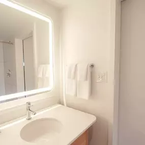 Guest room bath