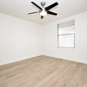 2 bedroom apartments with hardwood flooring