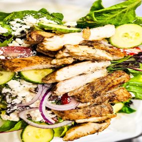 Grilled chicken on a bed of mixed greens with kalamata olives, red onions, tomatoes, English cucumbers & feta with a Greek dressing.