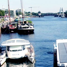 Bild von Solarwaterworld Hafen: Schiffsrundfahrten und Sightseeing Touren in Berlin mit Solar-Katamaran