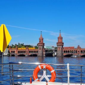 Bild von Solarwaterworld Hafen: Schiffsrundfahrten und Sightseeing Touren in Berlin mit Solar-Katamaran