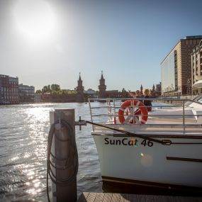 Bild von Solarwaterworld Hafen: Schiffsrundfahrten und Sightseeing Touren in Berlin mit Solar-Katamaran