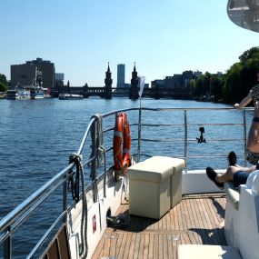 Bild von Solarwaterworld Hafen: Schiffsrundfahrten und Sightseeing Touren in Berlin mit Solar-Katamaran