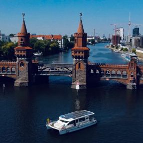 Bild von Solarwaterworld Hafen: Schiffsrundfahrten und Sightseeing Touren in Berlin mit Solar-Katamaran