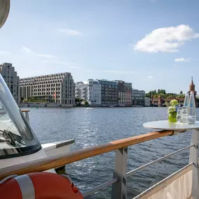 Bild von Solarwaterworld Hafen: Schiffsrundfahrten und Sightseeing Touren in Berlin mit Solar-Katamaran