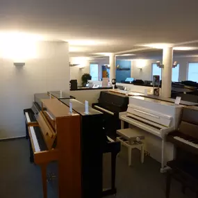 Ausstellung gebrauchte Klaviere im Pianohaus Kemp in Bielefeld