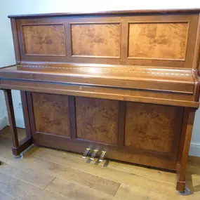 Klavier in besonderen Holzausführung