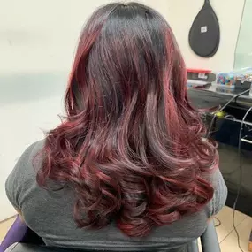 Maggie's Beauty Salon- cabello ombre rojo