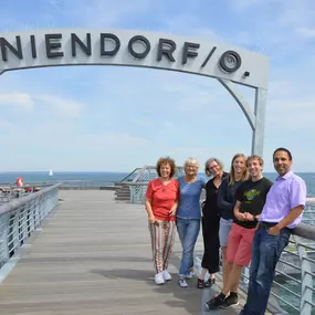 Team der Schülerhilfe Timmendorf/Travemünde auf einem Steg