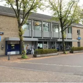 U vindt ons op het Dorpsplein in het hartje van Ulvenhout