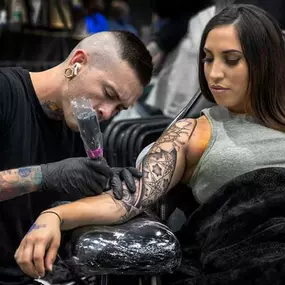 Bild von Lunar Ink Gallery Tattoo Shop & Piercing Studio