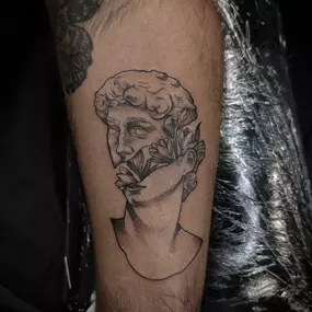 Bild von Lunar Ink Gallery Tattoo Shop & Piercing Studio