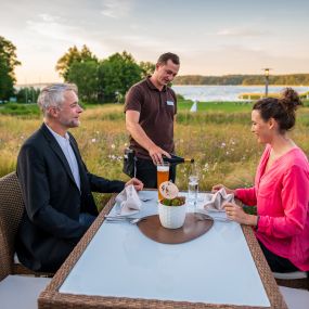 Essen auf der Terrasse des Restaurants im BEECH Resort Plauer See