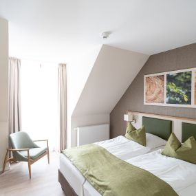 Schlafzimmer im Schilfdorf Maisonette Apartment mit Terasse und Balkon im BEECH Resort Plauer See