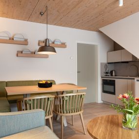 Esszimmer im Schilfdorf Maisonette Apartment mit Terasse und Balkon im BEECH Resort Plauer See