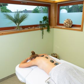 Wellness Anwendung im WALD SPA im BEECH Resort Plauer See