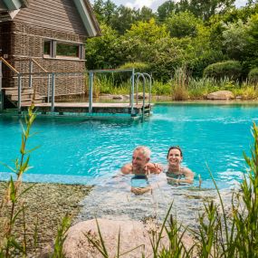 Schwimmen im Naturbadeteich des WALD SPA im BEECH Resort Plauer See