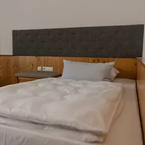 Single room and single comfort room with one single bed