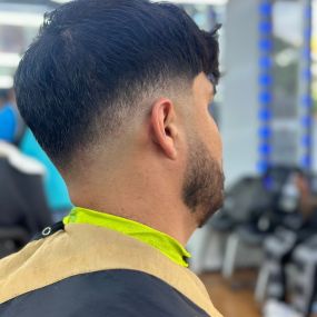 5 Estrellas Dominican Barbershop- cortes para hombres