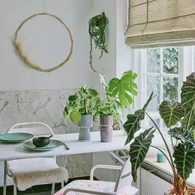 This kitchen is all about freshness and comfort. That’s why we added a bit of texture and  color with these Vadain Roman Shades. We love how they work in this space!  #BudgetBlindsKendaleLakes  #RomanShades #VadainShades #FreeConsultation #WindowWednesday