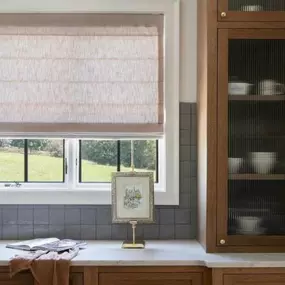 These beautiful cream-colored Roman Shades perfectly complement the dark wooden cabinets. Bring your vision to life by calling us for your FREE consultation today.