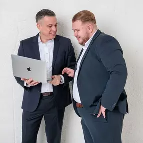 Beratung in der Agentur - AXA Versicherungsbüro Markus Schwetlick e.K. - Kfz Versicherung in  Gröbenzell