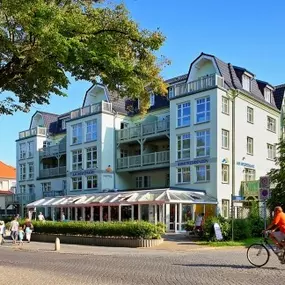 Aparthotel Kühlungsborn

Unser Am Weststrand Aparthotel Kühlungsborn befindet sich direkt zwischen der Strandpromenade und dem Kühlungsborner Stadtwald und somit nur einen Steinwurf vom Meer entfernt. Fühlen Sie sich wie zu Hause und genießen Sie Ihren Urlaub in privater Atmosphäre ohne Verzicht auf einen besonderen Hotelkomfort. Zum Haus gehört ebenfalls ein eigener Parkplatz sowie eine eigene Tiefgarage,die sich bis unter das Apartmenthaus Waldeck erstreckt. Das Schwimmbad sowie der Saunaberei