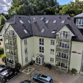 Apartmenthaus Waldeck Kühlungsborn

Das Am Weststrand Apartmenthaus Waldeck befindet sich in ruhiger Lage direkt hinter dem Am Weststrand Aparthotel Kühlungsborn. Es grenzt unmittelbar an den Stadtwald, dem „Herzstück