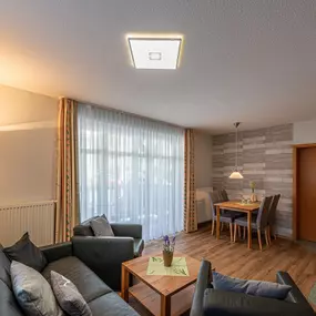 Apartments im Aparthotel Kühlungsborn

Im Hotel Kühlungsborn West bieten wir Ihnen insgesamt 27 familienfreundliche 1 bzw. 2 bzw. 3 Zimmer Apartments zur Land- und zur Meerseite verteilt auf 4 Etagen. Die Apartments verfügen je nach Größe und Ausstattung über einen bis zwei separaten Schlafräumen, einer gemütliche Sitzecke, einem Essbereich, einer Küche und ein Bad mit Wanne oder Dusche.