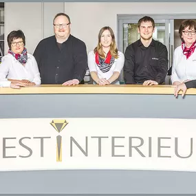 Herzlich willkommen bei BESTiNTERIEUR in Bleialf! Seit über 25 Jahren stehen wir mit unserem Namen für fachliche Expertise und freundlichen Rundum-Service. Als Fachhändler mit Herz und Verstand ist es unser Bestreben, die bestmögliche Einrichtungslösung für Ihre vier Wände zu finden. Darum nehmen wir uns für Sie die notwendige Zeit und Ruhe. Das wissen unsere Kunden aus der Eifelregion Bitburg-Prüm zu schätzen – und begleiten uns teilweise schon seit vielen Jahren.