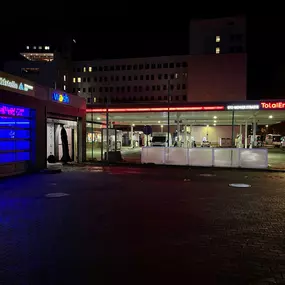 FSP-Prüfstelle Berlin-Lichtenberg – Außenansicht bei Nacht