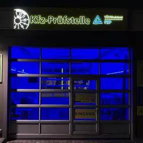 FSP-Prüfstelle Berlin-Lichtenberg – Außenansicht bei Nacht 02