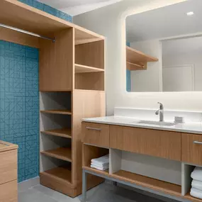 Guest room bath