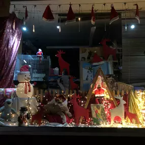 Hier sieht man das frischgeschmückte Schaufenster für Weihnachten.