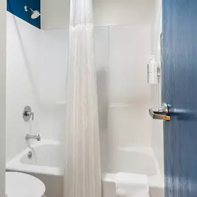 Guest room bath