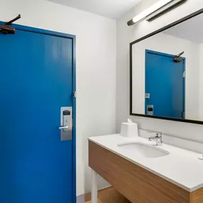 Guest room bath